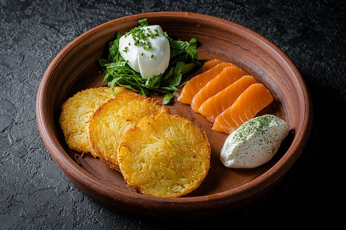 Картофельные драники с лососем,шпинатом и яйцом-пашот